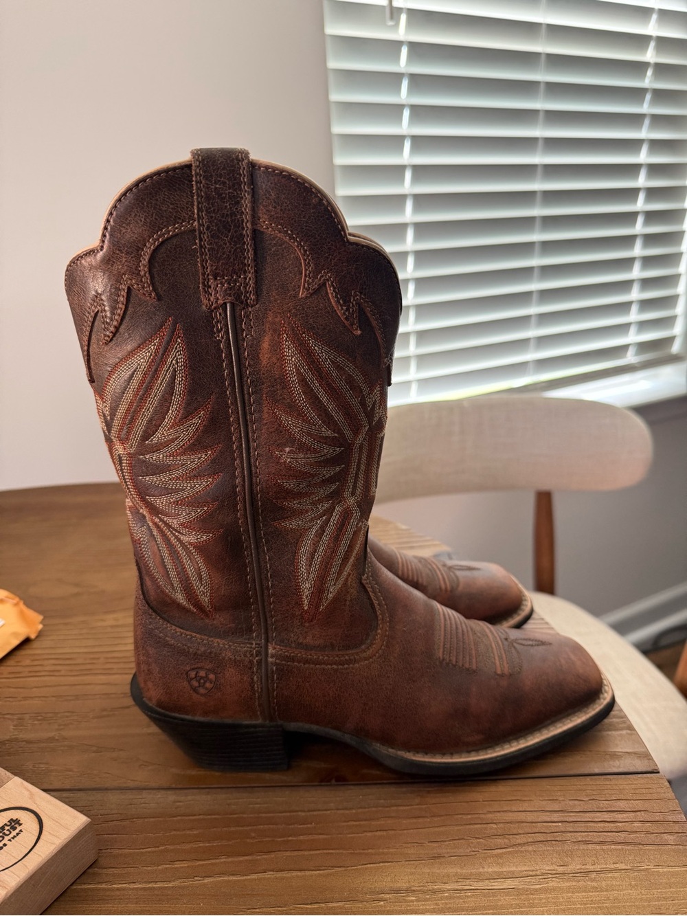 Ariat Roundup Outfitter Brown Leather Western Cowboy Boots size 7.5B Womens.